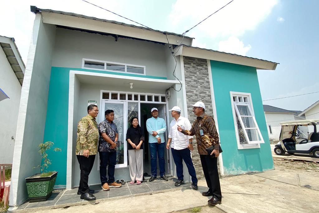 Direktur Consumer BTN Hirwandi  Gafar meninjau rumah seusai akad massal. DOK BTN